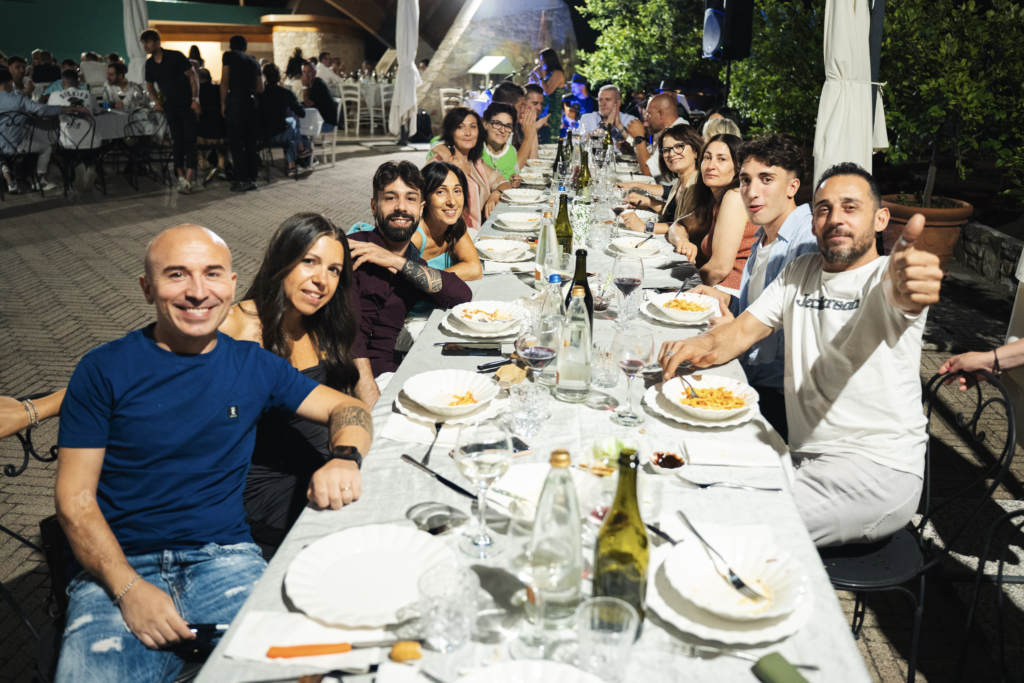 Colleghi a tavola alla cena aziendale Forghieri 2026